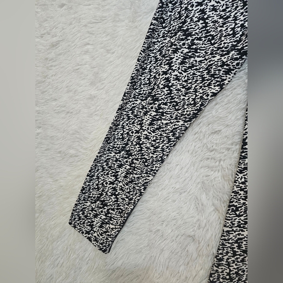 Nike Dri Fit Women's High Waisted Black and White Patterned Leggings Large - Picture 6 of 16